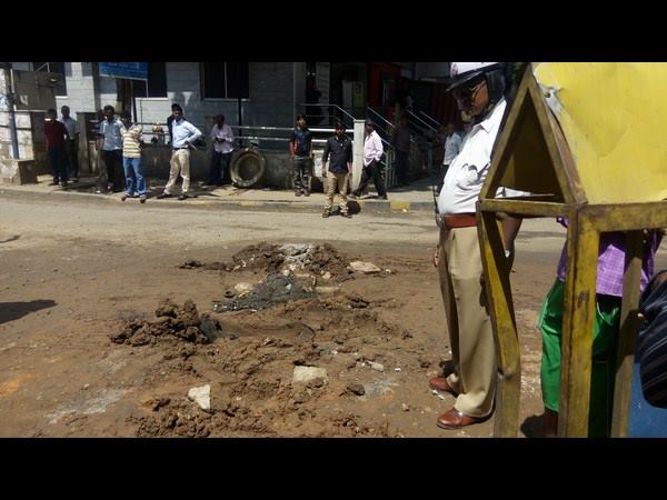 ರಸ್ತೆಯ ಗುಂಡಿಗೆ ಮಣ್ಣು ತುಂಬಿರಲಿಲ್ಲ