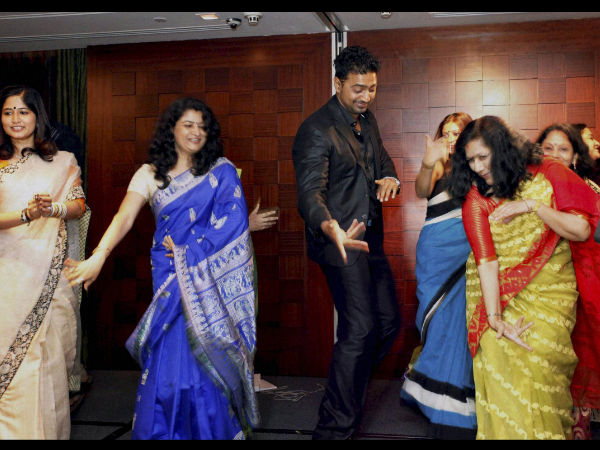 ಸಿಂಗಪುರದಲ್ಲಿ ಸಂಸದ ದೇವ್ ಡ್ಯಾನ್ಸ್