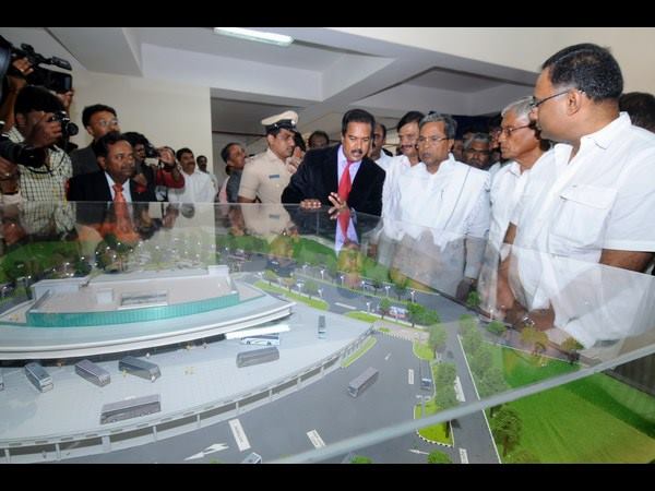 ಎರಡು ಅಂತಸ್ತಿನ ಕಟ್ಟಡ