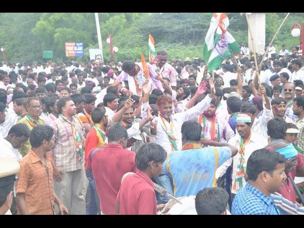 ಕಾಂಗ್ರೆಸ್ ಕಾರ್ಯಕರ್ತರ ಸಂಭ್ರಮ