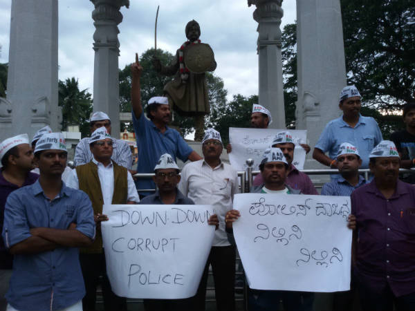 ಕೆಂಪೇಗೌಡ ಠಾಣೆಯ ಮುಂದೆ ಪ್ರತಿಭಟನೆ