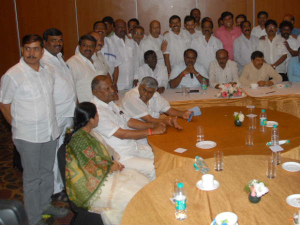 ಪ್ರಮುಖ ನಾಯಕರು ಸಭೆಯಿಂದ ದೂರ