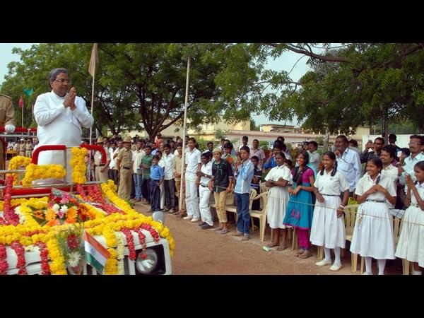 ಗೌರವ ವಂದನೆ ಸ್ವೀಕರಿಸಿದ ಸಿಎಂ