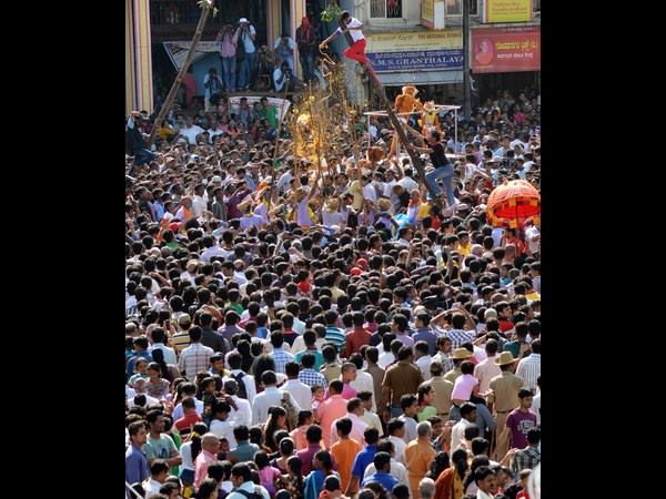 ರಥಬೀದಿ ತುಂಬಾ ಭಕ್ತರ ಸಾಲು