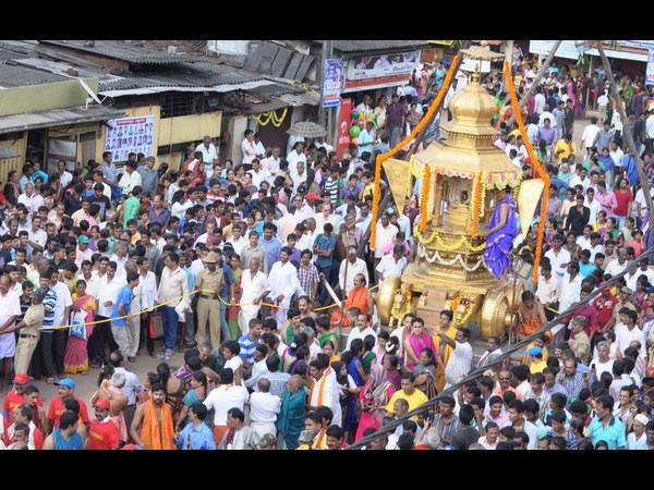 ಮಡಕೆ ಒಡೆದ ಗೊಲ್ಲರ ವೇಷಧಾರಿಗಳು