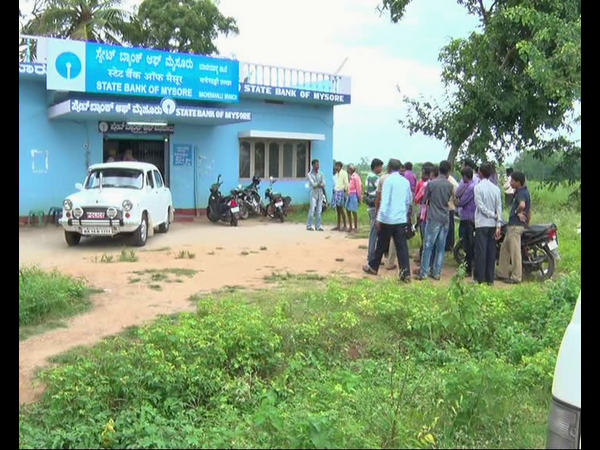 ಬ್ಯಾಂಕ್‌ ಎದುರು ಸೇರಿದ್ದ ಜನರು