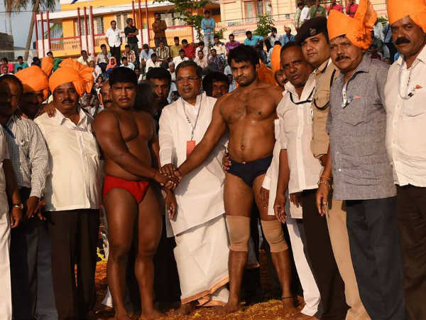 ಕುಸ್ತಿ ಪಂದ್ಯಾವಳಿಯಲ್ಲಿ ಜಟ್ಟಿಗಳ ಕಾಳಗ