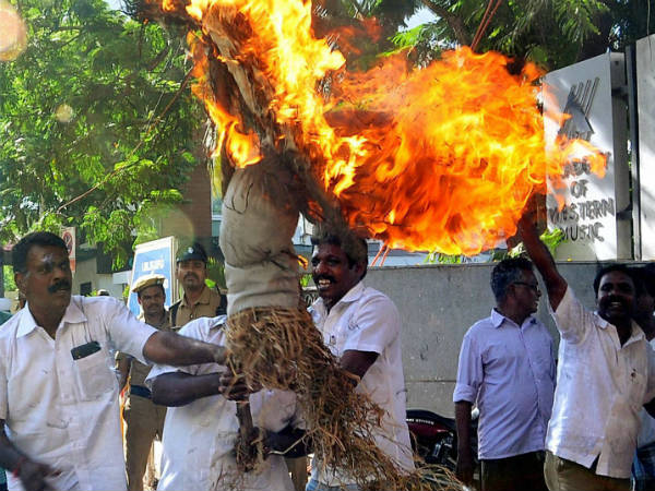 ಬೆಂಗಳರಿನಲ್ಲೂ ತಿರುಗಿ ಬಿದ್ದಿದ್ದರು ಬೆಂಗಳರಿನಲ್ಲೂ ತಿರುಗಿ ಬಿದ್ದಿದ್ದರು