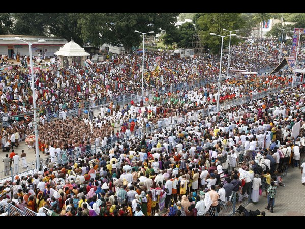 ಜನಸ್ತೋಮದ ನಡುವೆ ಬಹ್ಮೋತ್ಸವ
