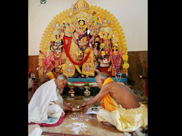 ಅಣ್ಣನ ಜೊತೆಗೂಡಿ ದುರ್ಗೆಗೆ ನಮಿಸಿದ ಪ್ರಣಬ್