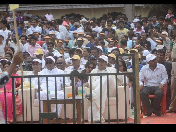 ಅರಮನೆ ಮುಂಭಾಗದಲ್ಲಿ ನಡೆದ ಘಟನೆ