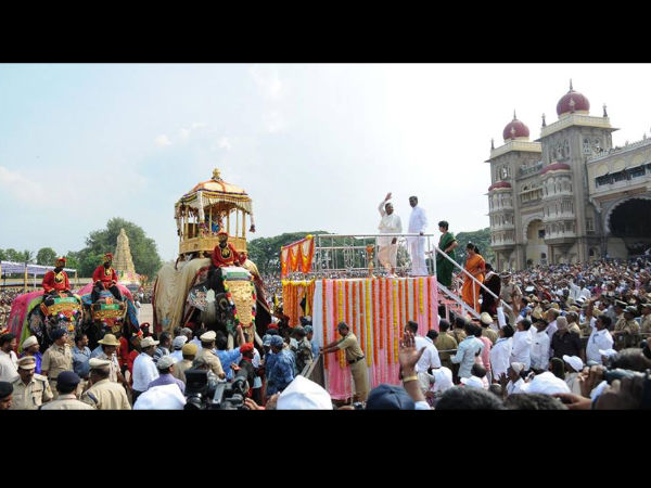 ದಸರಾ ಮೆರವಣಿಗೆಗೆ ಚಾಲನೆ ನೀಡಿದ ಸಿದ್ದರಾಮಯ್ಯ
