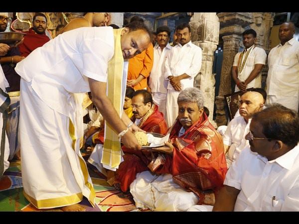 ಆಂಧ್ರದ ಸಚಿವರಿಗೆ ದೇವರ ಪ್ರಸಾದ ಆಂಧ್ರದ ಸಚಿವರಿಗೆ ದೇವರ ಪ್ರಸಾದ