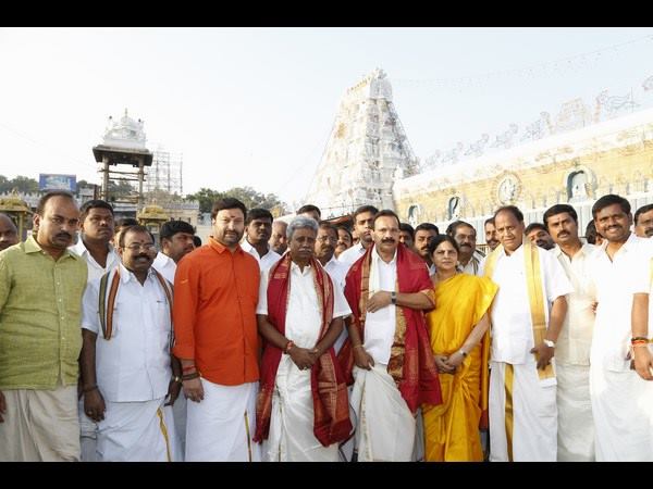 ದೇಗುಲದ ಹೊರ ಭಾಗದಲ್ಲಿ ಗಣ್ಯರು ದೇಗುಲದ ಹೊರ ಭಾಗದಲ್ಲಿ ಗಣ್ಯರು