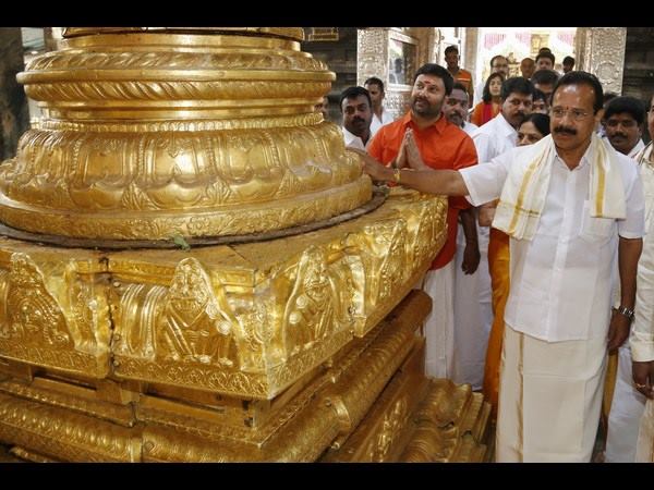 ರಾಜಗೋಪುರಕ್ಕೆ ನಮಿಸಿದ ಡಿವಿಎಸ್ ರಾಜಗೋಪುರಕ್ಕೆ ನಮಿಸಿದ ಡಿವಿಎಸ್