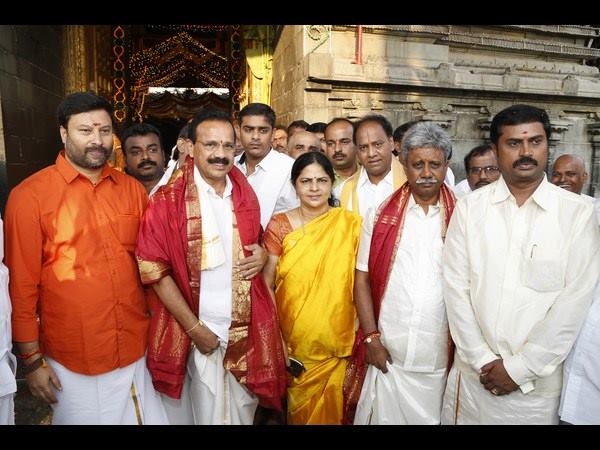 ದೇಗುಲದ ಮುಂಭಾಗದಲ್ಲಿ ಸದಾನಂದ ಗೌಡ ದೇಗುಲದ ಮುಂಭಾಗದಲ್ಲಿ ಸದಾನಂದ ಗೌಡ