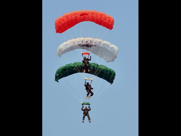 ಪ್ಯಾರಾಚೂಟ್‌ ಏರಿದ ಸೈನಿಕರು