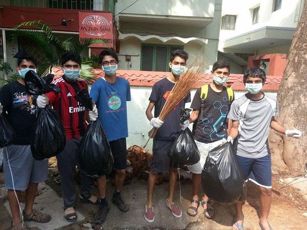 ಪೊರಕೆ ಹಿಡಿದ ಯುವಕರ ತಂಡ