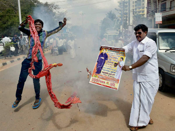 ಪಟಾಕಿ ಹಚ್ಚಿ ಸಂಭ್ರಮ 