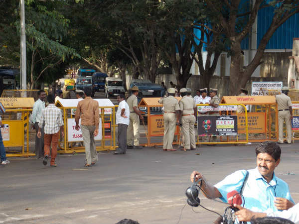 ಬ್ಯಾರಿಕೇಡ್ ರಕ್ಷಣೆ