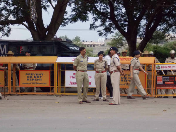 ಖಾಕಿ ಸರ್ಪಗಾವಲು