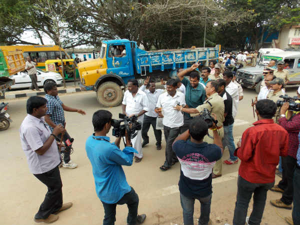 ಅಮ್ಮನ ಅಭಿಮಾನಿಗಳಿಗೆ ದೂರ ಹೋಗವಂತೆ ಸೂಚನೆ