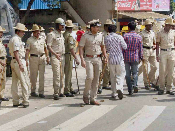 ಬೆಂಗಳೂರು, ಅ. 18 : ಒಂದೆಡೆ ಪರಪ್ಪನ ಅಗ್ರಹಾರದಿಂದ ಬಿಡುಗಡೆಯಾಗಿ ಬಂದ ಮಾಜಿ ಮುಖ್ಯಮಂತ್ರಿ, ಅಕ್ರಮ ಆಸ್ತಿ ಸಂಪಾದಿಸಿ ಜೈಲುವಾಸ ಕಳೆದ ಆರೋಪಿ ಕು. ಜಯಲಲಿತಾಳನ್ನು ಕಂಡು ಚೆನ್ನೈ ಹುಚ್ಚು ಉನ್ಮಾದದಿಂದ ಭೋರ್ಗರೆಯುತ್ತಿದ್ದರೆ, ಸದ್ಯ ಬೆಂಗಳೂರಿನಿಂದ ಹೊರಬಿದ್ದಳಲ್ಲಪ್ಪ ಎಂದು ಬೆಂಗಳೂರು ನಿಟ್ಟುಸಿರುಬಿಟ್ಟಿದೆ. ಇಪ್ಪತ್ತೆರಡು ದಿನಗಳಷ್ಟು ಜಯಲಲಿತಾ ಜೈಲಲ್ಲಿದ್ದಷ್ಟು ಕಾಲ, ಅಮ್ಮನಿಗಾಗಿ ತಲೆಬೋಳಿಸಿಕೊಂಡು, ಎದೆಬಡಿದುಕೊಂಡು ಅತ್ತುಕರೆದು ರಂಪಾಟ ಮಾಡಿ, ಇವತ್ತೇ ಬಿಡುಗಡೆಯಾಗುತ್ತಾಳೆ ಎಂದು ಪ್ರತಿದಿನವೂ ಜೈಲು ಸುತ್ತಮುತ್ತ ಕಾಯುತ್ತ ಕುಳಿತ ಸಹಸ್ರಾರು ತಮಿಳುನಾಡಿನ, ಕರ್ನಾಟಕದಲ್ಲಿ ಉಸಿರಾಡುತ್ತಿರುವ ಅಭಿಮಾನಿಗಳನ್ನು ನಿಯಂತ್ರಿಸುವಲ್ಲಿ ಪೊಲೀಸರು ಬೇಸ್ತುಬಿದ್ದು ಹೋಗಿದ್ದಾರೆ. ಸೆಪ್ಟೆಂಬರ್ 27ರಂದು ಪರಪ್ಪನ ಅಗ್ರಹಾರದ ವಿಶೇಷ ನ್ಯಾಯಾಲಯದಲ್ಲಿ ನ್ಯಾಯಾಧೀಶ ಜಾನ್ ಮೈಕಲ್ ಕುನ್ಹಾ ಅವರು ಜಯಲಲಿತಾ ಅವರನ್ನು ಜೈಲಿಗಟ್ಟಿನದ ದಿನದಿಂದ, ಅಕ್ಟೋಬರ್ 18ರಂದು ಅಮ್ಮ ಜೈಲಿಂದ ಹೊರಬಂದು ಚೆನ್ನೈ ಸೇರುವವರೆಗೆ ಕರ್ನಾಟಕದ ಪೊಲೀಸರು ಸರಿಯಾಗಿ ತಿಂಡಿ, ಊಟ, ನಿದ್ದೆ ಮಾಡಿಲ್ಲ. ಸುಪ್ರೀಂ ಕೋರ್ಟ್ ಆದೇಶದಂತೆ ಜಾಮೀನು ಪಡೆದು ಹೊರಬರುವ ಶನಿವಾರ ದಿನವಂತೂ ಹೆಚ್ಚುವರಿ ಪೊಲೀಸ್ ಆಯುಕ್ತ ಅಲೋಕ್ ಕುಮಾರ್, ಬೆಂಗಳೂರು ಪೊಲೀಸ್ ಆಯುಕ್ತ ಎಂಎನ್ ರೆಡ್ಡಿ ಅವರು ಜೈಲು ಸುತ್ತಮುತ್ತ ಅಭೂತಪೂರ್ವ ಭದ್ರತೆಯನ್ನು ಕಲ್ಪಿಸಿದ್ದರು. ಯಾವುದೇ ಅಹಿತಕರ ಘಟನೆ ನಡೆಯದಂತೆ ಬಂದೋಬಸ್ತ್ ಮಾಡಿದ್ದು ನಿಜಕ್ಕೂ ಶ್ಲಾಘನೀಯ ಸಂಗತಿಯೆ. ಸೆ.27ರಂದು ಶಿಕ್ಷೆಯಾದ ದಿನ, ಜಾಮೀನು ಅರ್ಜಿ ಕರ್ನಾಟಕ ಹೈಕೋರ್ಟಿನಲ್ಲಿ ಎರಡು ಬಾರಿ ವಿಚಾರಣೆಗೆ ಬಂದ ದಿನ ಮತ್ತು ಅ.7ರಂದು ಜಾಮೀನು ಅರ್ಜಿಯನ್ನು ನ್ಯಾಯಮೂರ್ತಿ ಚಂದ್ರಶೇಖರ್ ಅವರು ತಿರಸ್ಕರಿಸಿದ ಸಂದರ್ಭದಲ್ಲಿ, ಆಗಬಾರದ್ದು ಆಗಿಹೋಯಿತು ಎಂಬಂತೆ ವರ್ತಿಸುತ್ತಿದ್ದ ಅಶಿಕ್ಷಿತ, ಶಿಕ್ಷಿತ ಅಭಿಮಾನಿಗಳನ್ನು ನಿಯಂತ್ರಿಸುವುದು ಪೊಲೀಸರಿಗೆ ನಿಜವಾಗಲೂ ಸವಾಲಿನದಾಗಿತ್ತು. ತಮಿಳುನಾಡಿನಲ್ಲಿ ನಡೆದ ಅಕ್ರಮ ಆಸ್ತಿ ಗಳಿಕೆಯ ಪ್ರಕರಣಕ್ಕೆ ಕರ್ನಾಟಕ ಏಕಿಷ್ಟು ಬಡಿದಾಡಬೇಕು, ಏಕಿಷ್ಟು ಪೊಲೀಸ್ ಸಾಮರ್ಥ್ಯವನ್ನು ಬಳಸಿಕೊಳ್ಳಬೇಕು, ಏಕಿಷ್ಟು ಹಣ ಖರ್ಚು ಮಾಡಬೇಕು, ಪರಪ್ಪನ ಅಗ್ರಹಾರ ಜೈಲಿನಲ್ಲಿ ಏಕಿಷ್ಟು ಆದರಾತಿಥ್ಯ ನೀಡಬೇಕು ಎಂಬಿತ್ಯಾದಿ ಪ್ರಶ್ನೆಗಳೂ ಎದ್ದಿದ್ದವು. ಜೈಲು ಶಿಕ್ಷೆಯಾದ ದಿನದಿಂದ ಸಾವಿರಾರು ಅಮ್ಮನ ಅಭಿಮಾನಿಗಳು ತಮಿಳುನಾಡಿನಿಂದ ಗುಳಿಯೆದ್ದು ಬೆಂಗಳೂರಿಗೆ ವಕ್ಕರಿಸಿದ್ದರು. ಜೈಲಿನಿಂದ ಜಯಲಲಿತಾ ಬಿಡುಗಡೆಯಾಗುವವರೆಗೆ ಮರಳುವುದಿಲ್ಲ ಎಂದು ಜೈಲು ಸುತ್ತಮುತ್ತ, ಕಂಡಕಂಡ ಪಾರ್ಕುಗಳಲ್ಲಿ ಠಿಕಾಣಿ ಹೂಡಿದ್ದರು. ಎಚ್ಎಎಲ್ ಏರ್ಪೋರ್ಟಿನಿಂದ ಪರಪ್ಪನ ಅಗ್ರಹಾರಕ್ಕೆ ಬರುವಾಗ, ಅಲ್ಲಿಂದ ಹೋಗುವಾಗ, ಪರಪ್ಪನ ಅಗ್ರಹಾರ ಸುತ್ತಮುತ್ತ ನಿಷೇಧಾಜ್ಞೆ ಹೇರಿದಾಗ, ಜಯಮ್ಮನ ಅಭಿಮಾನಿಗಳು ಮೆರವಣಿಗೆ ಮಾಡಿದಾಗ ಟ್ರಾಫಿಕ್ ಪೊಲೀಸರು ಸಾಕಷ್ಟು ಹರಸಾಹಸ ಪಟ್ಟಿದ್ದಾರೆ, ಎಲೆಕ್ಟ್ರಾನಿಕ್ ಸಿಟಿ, ಅತ್ತಿಬೆಲೆ ನಾಗರಿಕರು ಸಂಕಷ್ಟಕ್ಕೀಡಾಗಿದ್ದಾರೆ. ಬೆಂಗಳೂರಿನ ಹಲವಾರು ಸಾಫ್ಟ್ ವೇರ್ ಮತ್ತಿತರ ಕಂಪನಿಗಳಲ್ಲಿ ಕೆಲಸ ಮಾಡುತ್ತಿರುವ ಹಲವಾರು ತಮಿಳುನಾಡಿನ ಉದ್ಯೋಗಿಗಳು ಕೂಡ ಜಯಲಲಿತಾ ಜೈಲು ಸೇರಿದ್ದರಿಂದ ತಳಮಳಗೊಂಡಿದ್ದ ವರದಿ ಕೂಡ ಬಂದಿತ್ತು. ಬೇಲು ಸಿಗದಿದ್ದಾಗ ಮಿಡುಕಾಡಿ, ಜಾಮೀನು ಸಿಕ್ಕಾಗ ಜಾಮೂನು ತಿಂದವರು ಹಲವರಿದ್ದಾರೆ. ಇದನ್ನೆಲ್ಲ ಮನಗಂಡ ರಾಜ್ಯ ಸರಕಾರ, ಜಯಲಲಿತಾರನ್ನು ಚೆನ್ನೈ ಜೈಲಿಗೆ ಸ್ಥಳಾಂತರಿಸುವ ಕುರಿತು ಕೂಡ ಚಿಂತನೆ ನಡೆಸಿತ್ತು. ಆದರೆ, ನ್ಯಾಯಾಲಯದ ಆದೇಶಕ್ಕೆ ತಲೆಬಾಗಬೇಕಿರುವುದರಿಂದ ಮತ್ತು ಜಾಮೀನು ವಿಚಾರಣೆ ಬೆಂಗಳೂರಿನಲ್ಲಿಯೇ ನಡೆಯಬೇಕಿದ್ದರಿಂದ ಯಾವುದೇ ಕ್ರಮ ಕೈಗೊಳ್ಳುವಂತಿರಲಿಲ್ಲ. ಸದ್ಯಕ್ಕೆ, ಡಿಸೆಂಬರ್ 18ರವರೆಗೆ ಮೇಲ್ವಿಚಾರಣೆಗೆ ಕಾಗದಪತ್ರಗಳನ್ನು ಸಿದ್ಧಪಡಿಸಿಕೊಳ್ಳಲು ಸರ್ವೋಚ್ಚ ನ್ಯಾಯಾಲಯ ಜಯಲಲಿತಾ ಅವರ ವಕೀಲರಿಗೆ ಕಾಲಾವಕಾಶ ನೀಡಿದೆ. ನಂತರ ಮತ್ತೆ ಕರ್ನಾಟಕ ಹೈಕೋರ್ಟಿನಲ್ಲಿ ಮತ್ತೆ ವಿಚಾರಣೆಗೆ ಬರಲಿದೆ. ಅಲ್ಲಿಯತನಕ, ಕರ್ನಾಟಕದ ಪೊಲೀಸರು ನಿರಾಳ ಭಾವ ಅನುಭವಿಸಲಿ. ದೀಪಾವಳಿ ಹಬ್ಬದ ಸಂದರ್ಭವಿರುವುದರಿಂದ ಕರ್ನಾಟಕದಲ್ಲಿರುವ ಜಯಲಲಿತಾ ಕಟ್ಟಾ ಅಭಿಮಾನಿಗಳು ಬೇಕಿದ್ದರೆ ಕೆಲಸ ಕಾರ್ಯಗಳಿಗೆ ಒಂದಿಷ್ಟು ದಿನ ರಜಾ ಹಾಕಿ, ಚೆನ್ನೈ ರೈಲನ್ನು ಹತ್ತಿ ಅಲ್ಲಿಯ ಸಂಭ್ರಮಾಚರಣೆಯಲ್ಲಿ ಪಾಲ್ಗೊಂಡು ಬರಲಿ.