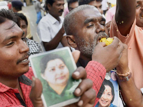 ಬೆಂಗಳೂರು, ಅ. 18 : ಒಂದೆಡೆ ಪರಪ್ಪನ ಅಗ್ರಹಾರದಿಂದ ಬಿಡುಗಡೆಯಾಗಿ ಬಂದ ಮಾಜಿ ಮುಖ್ಯಮಂತ್ರಿ, ಅಕ್ರಮ ಆಸ್ತಿ ಸಂಪಾದಿಸಿ ಜೈಲುವಾಸ ಕಳೆದ ಆರೋಪಿ ಕು. ಜಯಲಲಿತಾಳನ್ನು ಕಂಡು ಚೆನ್ನೈ ಹುಚ್ಚು ಉನ್ಮಾದದಿಂದ ಭೋರ್ಗರೆಯುತ್ತಿದ್ದರೆ, ಸದ್ಯ ಬೆಂಗಳೂರಿನಿಂದ ಹೊರಬಿದ್ದಳಲ್ಲಪ್ಪ ಎಂದು ಬೆಂಗಳೂರು ನಿಟ್ಟುಸಿರುಬಿಟ್ಟಿದೆ. ಇಪ್ಪತ್ತೆರಡು ದಿನಗಳಷ್ಟು ಜಯಲಲಿತಾ ಜೈಲಲ್ಲಿದ್ದಷ್ಟು ಕಾಲ, ಅಮ್ಮನಿಗಾಗಿ ತಲೆಬೋಳಿಸಿಕೊಂಡು, ಎದೆಬಡಿದುಕೊಂಡು ಅತ್ತುಕರೆದು ರಂಪಾಟ ಮಾಡಿ, ಇವತ್ತೇ ಬಿಡುಗಡೆಯಾಗುತ್ತಾಳೆ ಎಂದು ಪ್ರತಿದಿನವೂ ಜೈಲು ಸುತ್ತಮುತ್ತ ಕಾಯುತ್ತ ಕುಳಿತ ಸಹಸ್ರಾರು ತಮಿಳುನಾಡಿನ, ಕರ್ನಾಟಕದಲ್ಲಿ ಉಸಿರಾಡುತ್ತಿರುವ ಅಭಿಮಾನಿಗಳನ್ನು ನಿಯಂತ್ರಿಸುವಲ್ಲಿ ಪೊಲೀಸರು ಬೇಸ್ತುಬಿದ್ದು ಹೋಗಿದ್ದಾರೆ. ಸೆಪ್ಟೆಂಬರ್ 27ರಂದು ಪರಪ್ಪನ ಅಗ್ರಹಾರದ ವಿಶೇಷ ನ್ಯಾಯಾಲಯದಲ್ಲಿ ನ್ಯಾಯಾಧೀಶ ಜಾನ್ ಮೈಕಲ್ ಕುನ್ಹಾ ಅವರು ಜಯಲಲಿತಾ ಅವರನ್ನು ಜೈಲಿಗಟ್ಟಿನದ ದಿನದಿಂದ, ಅಕ್ಟೋಬರ್ 18ರಂದು ಅಮ್ಮ ಜೈಲಿಂದ ಹೊರಬಂದು ಚೆನ್ನೈ ಸೇರುವವರೆಗೆ ಕರ್ನಾಟಕದ ಪೊಲೀಸರು ಸರಿಯಾಗಿ ತಿಂಡಿ, ಊಟ, ನಿದ್ದೆ ಮಾಡಿಲ್ಲ. ಸುಪ್ರೀಂ ಕೋರ್ಟ್ ಆದೇಶದಂತೆ ಜಾಮೀನು ಪಡೆದು ಹೊರಬರುವ ಶನಿವಾರ ದಿನವಂತೂ ಹೆಚ್ಚುವರಿ ಪೊಲೀಸ್ ಆಯುಕ್ತ ಅಲೋಕ್ ಕುಮಾರ್, ಬೆಂಗಳೂರು ಪೊಲೀಸ್ ಆಯುಕ್ತ ಎಂಎನ್ ರೆಡ್ಡಿ ಅವರು ಜೈಲು ಸುತ್ತಮುತ್ತ ಅಭೂತಪೂರ್ವ ಭದ್ರತೆಯನ್ನು ಕಲ್ಪಿಸಿದ್ದರು. ಯಾವುದೇ ಅಹಿತಕರ ಘಟನೆ ನಡೆಯದಂತೆ ಬಂದೋಬಸ್ತ್ ಮಾಡಿದ್ದು ನಿಜಕ್ಕೂ ಶ್ಲಾಘನೀಯ ಸಂಗತಿಯೆ. ಸೆ.27ರಂದು ಶಿಕ್ಷೆಯಾದ ದಿನ, ಜಾಮೀನು ಅರ್ಜಿ ಕರ್ನಾಟಕ ಹೈಕೋರ್ಟಿನಲ್ಲಿ ಎರಡು ಬಾರಿ ವಿಚಾರಣೆಗೆ ಬಂದ ದಿನ ಮತ್ತು ಅ.7ರಂದು ಜಾಮೀನು ಅರ್ಜಿಯನ್ನು ನ್ಯಾಯಮೂರ್ತಿ ಚಂದ್ರಶೇಖರ್ ಅವರು ತಿರಸ್ಕರಿಸಿದ ಸಂದರ್ಭದಲ್ಲಿ, ಆಗಬಾರದ್ದು ಆಗಿಹೋಯಿತು ಎಂಬಂತೆ ವರ್ತಿಸುತ್ತಿದ್ದ ಅಶಿಕ್ಷಿತ, ಶಿಕ್ಷಿತ ಅಭಿಮಾನಿಗಳನ್ನು ನಿಯಂತ್ರಿಸುವುದು ಪೊಲೀಸರಿಗೆ ನಿಜವಾಗಲೂ ಸವಾಲಿನದಾಗಿತ್ತು. ತಮಿಳುನಾಡಿನಲ್ಲಿ ನಡೆದ ಅಕ್ರಮ ಆಸ್ತಿ ಗಳಿಕೆಯ ಪ್ರಕರಣಕ್ಕೆ ಕರ್ನಾಟಕ ಏಕಿಷ್ಟು ಬಡಿದಾಡಬೇಕು, ಏಕಿಷ್ಟು ಪೊಲೀಸ್ ಸಾಮರ್ಥ್ಯವನ್ನು ಬಳಸಿಕೊಳ್ಳಬೇಕು, ಏಕಿಷ್ಟು ಹಣ ಖರ್ಚು ಮಾಡಬೇಕು, ಪರಪ್ಪನ ಅಗ್ರಹಾರ ಜೈಲಿನಲ್ಲಿ ಏಕಿಷ್ಟು ಆದರಾತಿಥ್ಯ ನೀಡಬೇಕು ಎಂಬಿತ್ಯಾದಿ ಪ್ರಶ್ನೆಗಳೂ ಎದ್ದಿದ್ದವು. ಜೈಲು ಶಿಕ್ಷೆಯಾದ ದಿನದಿಂದ ಸಾವಿರಾರು ಅಮ್ಮನ ಅಭಿಮಾನಿಗಳು ತಮಿಳುನಾಡಿನಿಂದ ಗುಳಿಯೆದ್ದು ಬೆಂಗಳೂರಿಗೆ ವಕ್ಕರಿಸಿದ್ದರು. ಜೈಲಿನಿಂದ ಜಯಲಲಿತಾ ಬಿಡುಗಡೆಯಾಗುವವರೆಗೆ ಮರಳುವುದಿಲ್ಲ ಎಂದು ಜೈಲು ಸುತ್ತಮುತ್ತ, ಕಂಡಕಂಡ ಪಾರ್ಕುಗಳಲ್ಲಿ ಠಿಕಾಣಿ ಹೂಡಿದ್ದರು. ಎಚ್ಎಎಲ್ ಏರ್ಪೋರ್ಟಿನಿಂದ ಪರಪ್ಪನ ಅಗ್ರಹಾರಕ್ಕೆ ಬರುವಾಗ, ಅಲ್ಲಿಂದ ಹೋಗುವಾಗ, ಪರಪ್ಪನ ಅಗ್ರಹಾರ ಸುತ್ತಮುತ್ತ ನಿಷೇಧಾಜ್ಞೆ ಹೇರಿದಾಗ, ಜಯಮ್ಮನ ಅಭಿಮಾನಿಗಳು ಮೆರವಣಿಗೆ ಮಾಡಿದಾಗ ಟ್ರಾಫಿಕ್ ಪೊಲೀಸರು ಸಾಕಷ್ಟು ಹರಸಾಹಸ ಪಟ್ಟಿದ್ದಾರೆ, ಎಲೆಕ್ಟ್ರಾನಿಕ್ ಸಿಟಿ, ಅತ್ತಿಬೆಲೆ ನಾಗರಿಕರು ಸಂಕಷ್ಟಕ್ಕೀಡಾಗಿದ್ದಾರೆ. ಬೆಂಗಳೂರಿನ ಹಲವಾರು ಸಾಫ್ಟ್ ವೇರ್ ಮತ್ತಿತರ ಕಂಪನಿಗಳಲ್ಲಿ ಕೆಲಸ ಮಾಡುತ್ತಿರುವ ಹಲವಾರು ತಮಿಳುನಾಡಿನ ಉದ್ಯೋಗಿಗಳು ಕೂಡ ಜಯಲಲಿತಾ ಜೈಲು ಸೇರಿದ್ದರಿಂದ ತಳಮಳಗೊಂಡಿದ್ದ ವರದಿ ಕೂಡ ಬಂದಿತ್ತು. ಬೇಲು ಸಿಗದಿದ್ದಾಗ ಮಿಡುಕಾಡಿ, ಜಾಮೀನು ಸಿಕ್ಕಾಗ ಜಾಮೂನು ತಿಂದವರು ಹಲವರಿದ್ದಾರೆ. ಇದನ್ನೆಲ್ಲ ಮನಗಂಡ ರಾಜ್ಯ ಸರಕಾರ, ಜಯಲಲಿತಾರನ್ನು ಚೆನ್ನೈ ಜೈಲಿಗೆ ಸ್ಥಳಾಂತರಿಸುವ ಕುರಿತು ಕೂಡ ಚಿಂತನೆ ನಡೆಸಿತ್ತು. ಆದರೆ, ನ್ಯಾಯಾಲಯದ ಆದೇಶಕ್ಕೆ ತಲೆಬಾಗಬೇಕಿರುವುದರಿಂದ ಮತ್ತು ಜಾಮೀನು ವಿಚಾರಣೆ ಬೆಂಗಳೂರಿನಲ್ಲಿಯೇ ನಡೆಯಬೇಕಿದ್ದರಿಂದ ಯಾವುದೇ ಕ್ರಮ ಕೈಗೊಳ್ಳುವಂತಿರಲಿಲ್ಲ. ಸದ್ಯಕ್ಕೆ, ಡಿಸೆಂಬರ್ 18ರವರೆಗೆ ಮೇಲ್ವಿಚಾರಣೆಗೆ ಕಾಗದಪತ್ರಗಳನ್ನು ಸಿದ್ಧಪಡಿಸಿಕೊಳ್ಳಲು ಸರ್ವೋಚ್ಚ ನ್ಯಾಯಾಲಯ ಜಯಲಲಿತಾ ಅವರ ವಕೀಲರಿಗೆ ಕಾಲಾವಕಾಶ ನೀಡಿದೆ. ನಂತರ ಮತ್ತೆ ಕರ್ನಾಟಕ ಹೈಕೋರ್ಟಿನಲ್ಲಿ ಮತ್ತೆ ವಿಚಾರಣೆಗೆ ಬರಲಿದೆ. ಅಲ್ಲಿಯತನಕ, ಕರ್ನಾಟಕದ ಪೊಲೀಸರು ನಿರಾಳ ಭಾವ ಅನುಭವಿಸಲಿ. ದೀಪಾವಳಿ ಹಬ್ಬದ ಸಂದರ್ಭವಿರುವುದರಿಂದ ಕರ್ನಾಟಕದಲ್ಲಿರುವ ಜಯಲಲಿತಾ ಕಟ್ಟಾ ಅಭಿಮಾನಿಗಳು ಬೇಕಿದ್ದರೆ ಕೆಲಸ ಕಾರ್ಯಗಳಿಗೆ ಒಂದಿಷ್ಟು ದಿನ ರಜಾ ಹಾಕಿ, ಚೆನ್ನೈ ರೈಲನ್ನು ಹತ್ತಿ ಅಲ್ಲಿಯ ಸಂಭ್ರಮಾಚರಣೆಯಲ್ಲಿ ಪಾಲ್ಗೊಂಡು ಬರಲಿ.