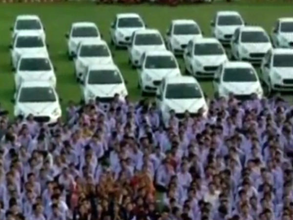 Surat merchant gave his employees cars and flats for Diwali! Surat merchant gave his employees cars and flats for Diwali!