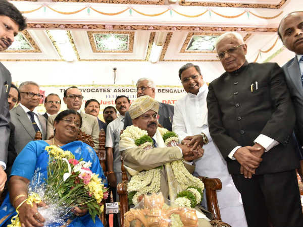 ನ್ಯಾಯಾಲಯದ ಪೀಠವನ್ನು ಸ್ಥಾಪಿಸಿ
