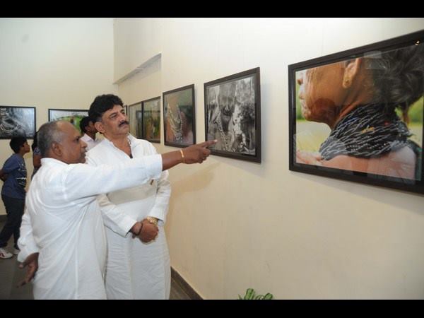 ವಿವಿಧ ಗುಂಪುಗಳಲ್ಲಿ ವಿಭಜನೆಯಾಗಿದೆ