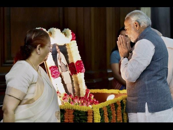 ಪಟೇಲ್‌ಗೆ ಪುಷ್ಪನಮನ ಸಲ್ಲಿಸಿದ ಮೋದಿ