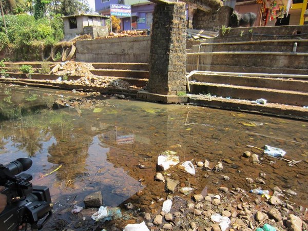 ಪ್ರವಾಸಿ ಕೇಂದ್ರದ ಗಲೀಜು