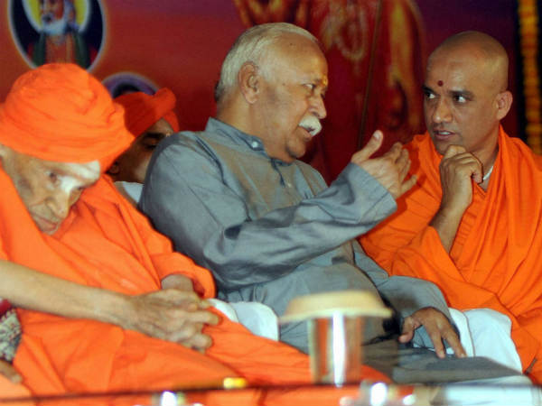 ಸ್ವಾಮೀಜಿಗಳೊಂದಿಗೆ ಭಾಗವತ್