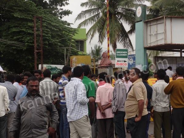 ನೆರೆದಿದ್ದ ಸಾರ್ವಜನಿಕರು