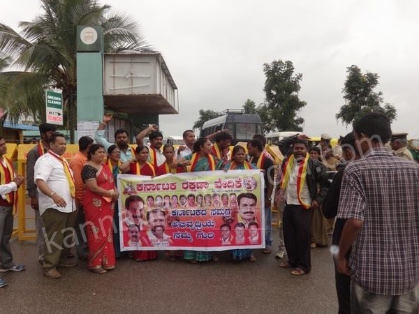 ಬೀದಿಗಿಳಿದ ಹೋರಾಟಗಾರರು