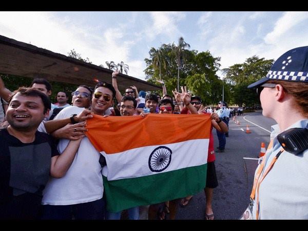 ತ್ರಿವರ್ಣ ಧ್ವಜ ಹಿಡಿದು ಮೋದಿ ಜಪ
