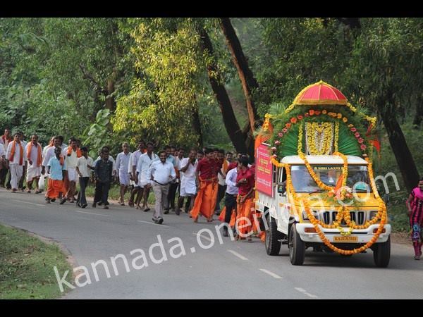 ಅಲಂಕೃತಗೊಂಡ ವಾಹನಗಳಲ್ಲಿ ಮೆರವಣಿಗೆ