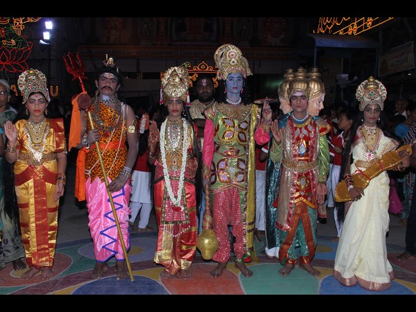 ವಿವಿಧ ವೇಷ ಭೂಷಣಗಳು