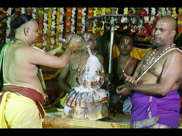 ಮೆರವಣಿಗೆಗೂ ಮುನ್ನ ಶ್ರೀಮಜ್ಜನ