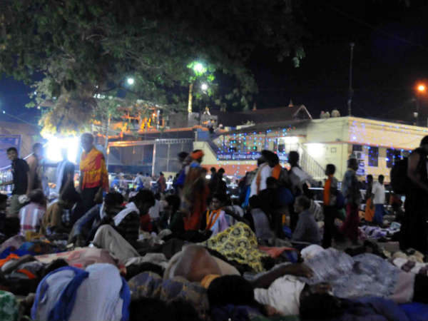 ಭಜನೆಯ ಮಾಡುತ್ತಲೇ ಇರುಳು ಕಳೆಯುವ ಭಕ್ತರು