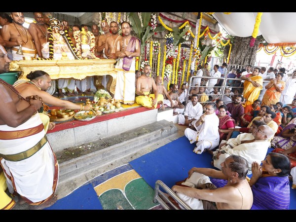 ತೀರ್ಥಸ್ನಾನದ ನಂತರ ವೇದಪಠಣ