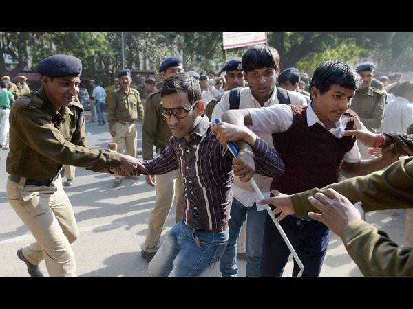 ಪ್ರತಿಭಟನಾಕಾರರಿಗೆ ಪೊಲೀಸರ ಲಾಠಿ