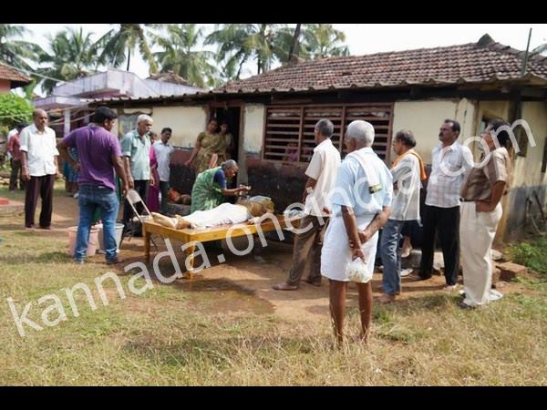 ನಾಯಕ್ ರನ್ನು ಬೆರಗುಗಣ್ಣಿಂದ ನೋಡುತ್ತಿದ್ದರು ನಾಯಕ್ ರನ್ನು ಬೆರಗುಗಣ್ಣಿಂದ ನೋಡುತ್ತಿದ್ದರು