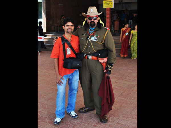 ಆರ್ ಕೆ ನಾಯಕ್ ಜೊತೆ ಅಭಿಮಾನಿ ಆರ್ ಕೆ ನಾಯಕ್ ಜೊತೆ ಅಭಿಮಾನಿ