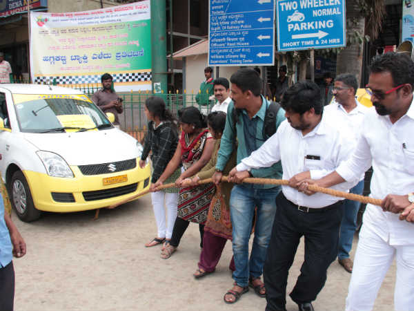 Taxi owners, drivers protest against unhealthy price war