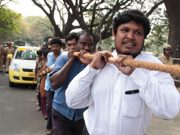Taxi owners, drivers protest against unhealthy price war