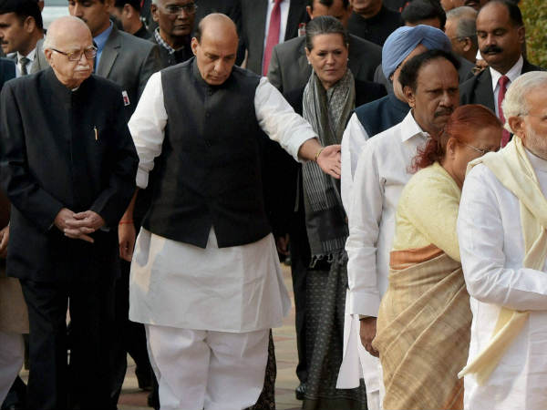 ಅಡ್ವಾಣಿ ಅವರಿಂದ ನಮನ ಸಲ್ಲಿಕೆ