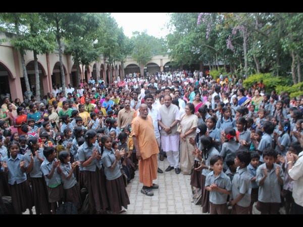 ಶಿವನಹಳ್ಳಿ ರಾಮಕೃಷ್ಣ ಮಿಶನ್ ಶಾಲೆಯಲ್ಲಿ ಗಣ್ಯರು
