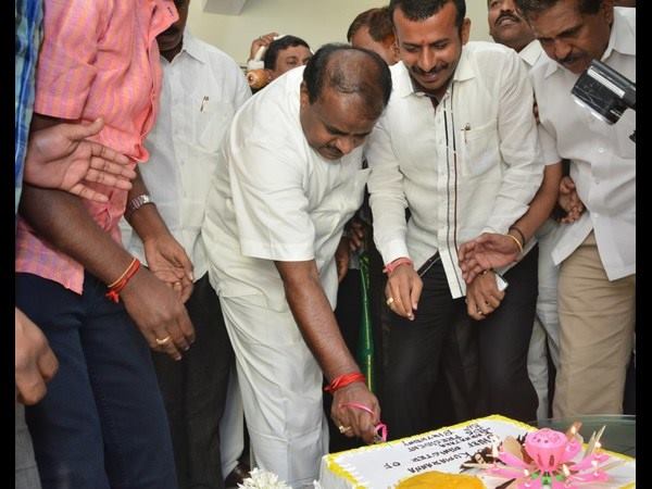 ಕಾರ್ಯಕರ್ತರೊಂದಿಗೆ ಕೇಕ್ ಕತ್ತರಿಸಿದರು